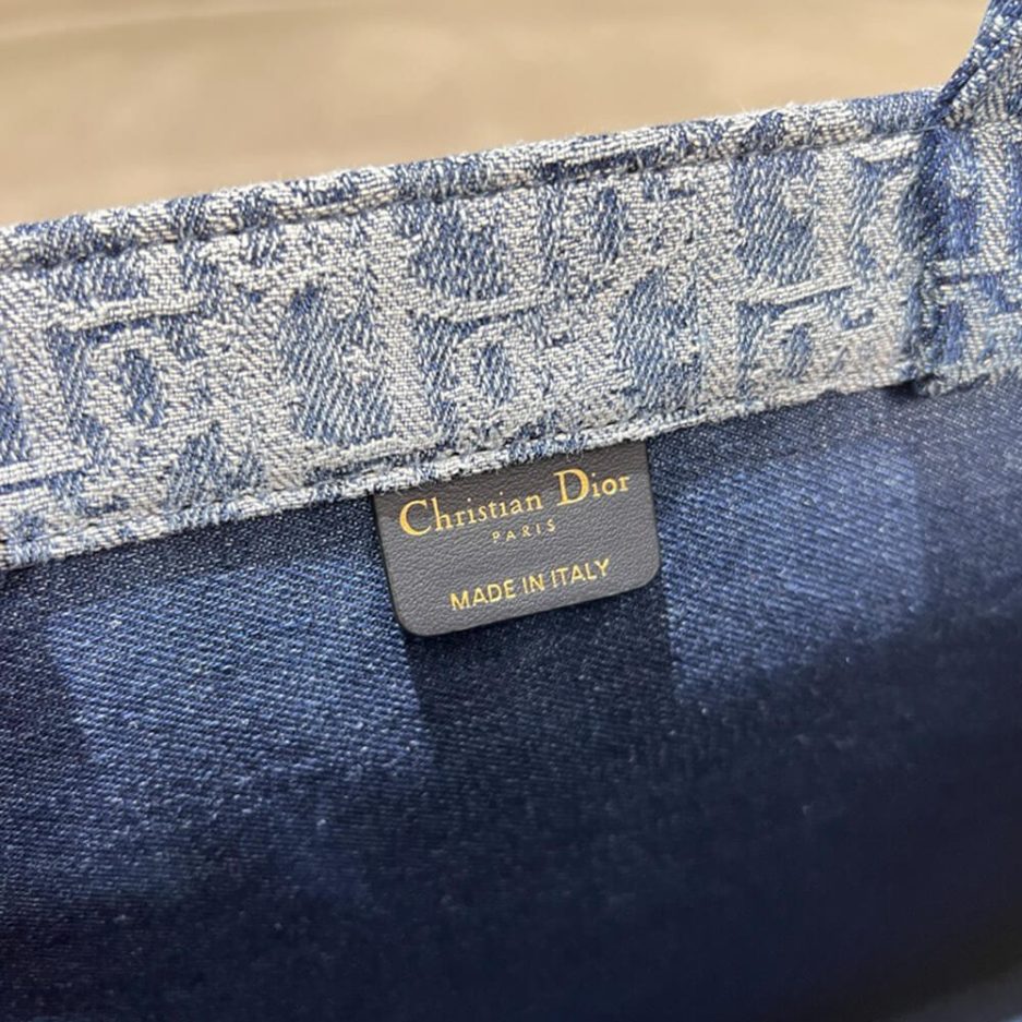 medium D*or book tote