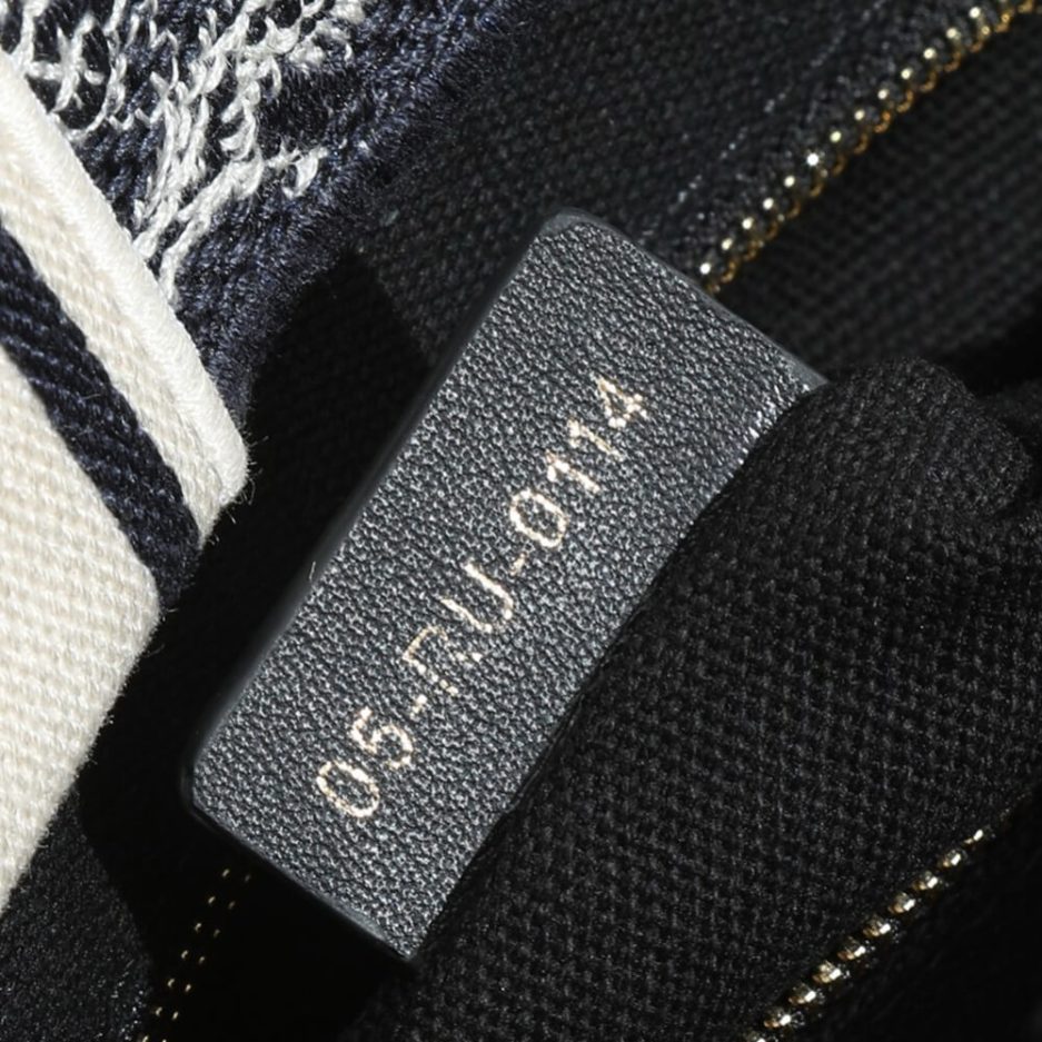 small D*or book tote